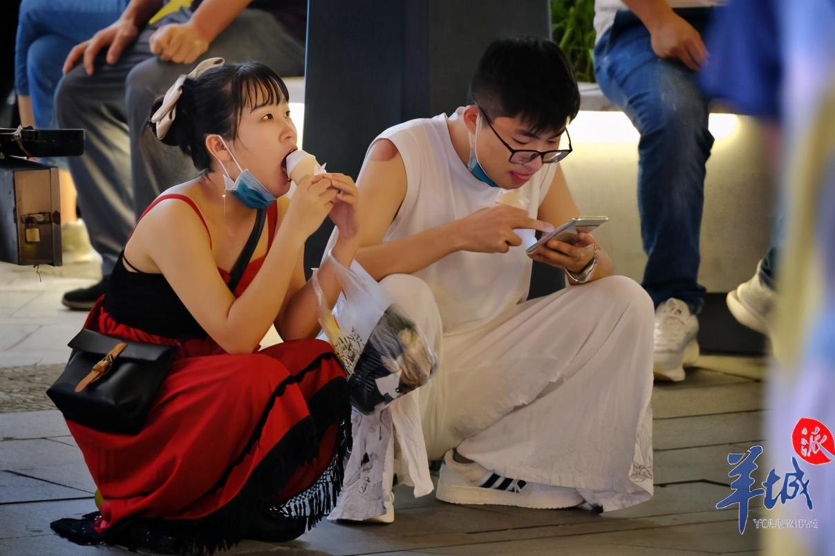 羊城晚报|街拍｜节前的北京路，这些表情亮了！