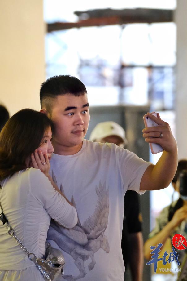 羊城晚报|街拍｜节前的北京路，这些表情亮了！