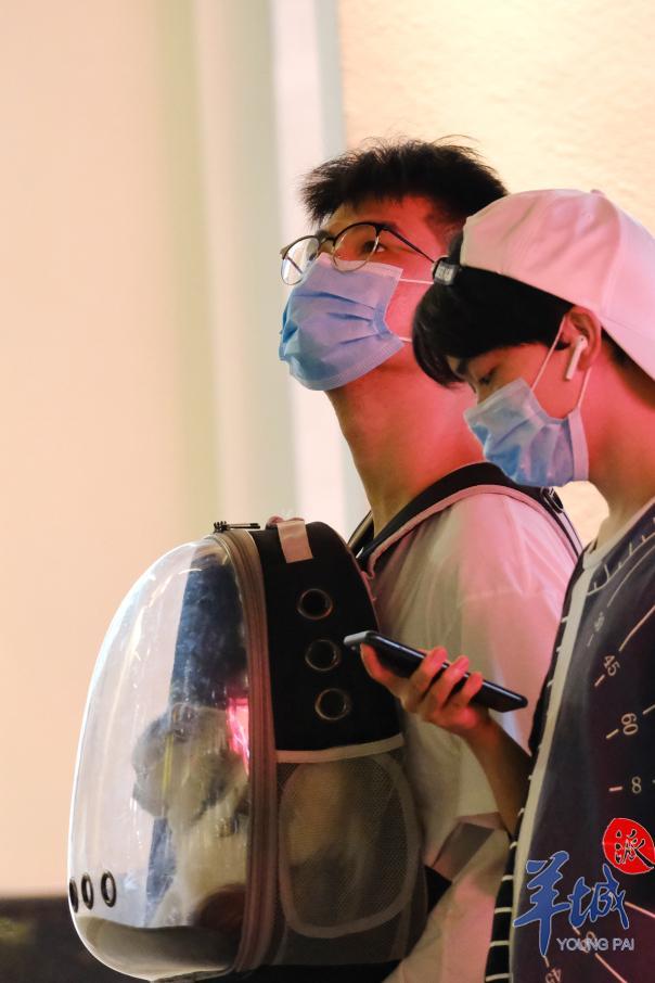 羊城晚报|街拍｜节前的北京路，这些表情亮了！