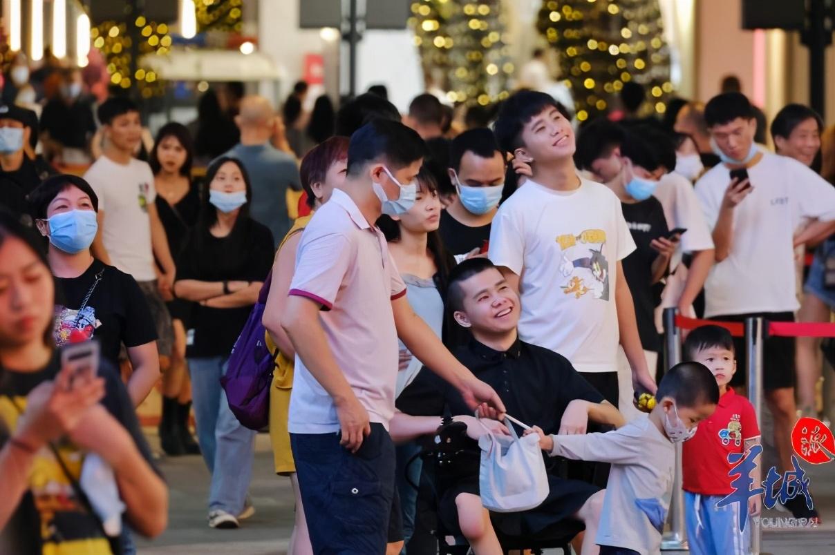 羊城晚报|街拍｜节前的北京路，这些表情亮了！