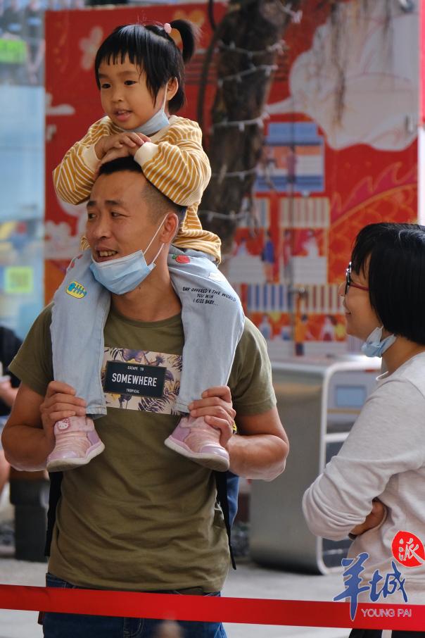 羊城晚报|街拍｜节前的北京路，这些表情亮了！