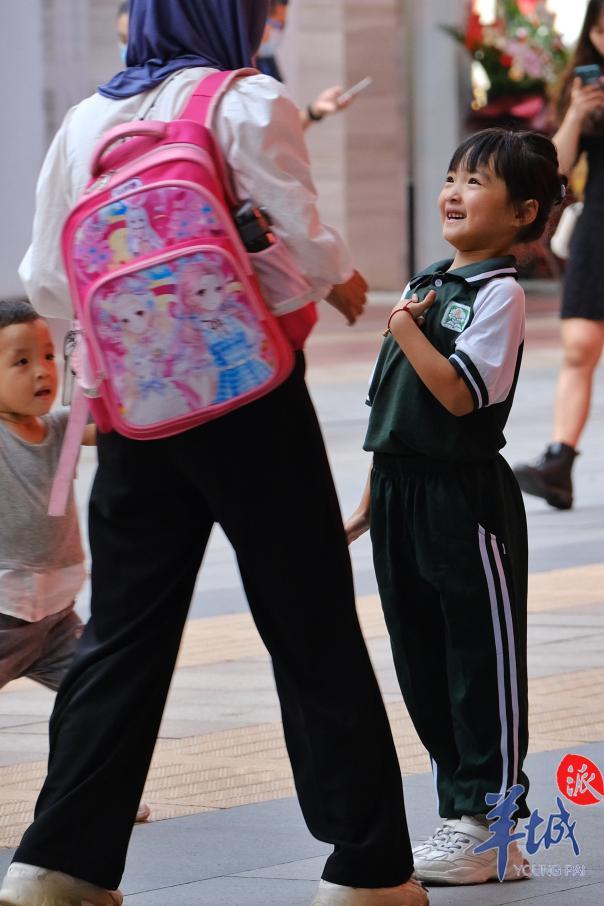 羊城晚报|街拍｜节前的北京路，这些表情亮了！