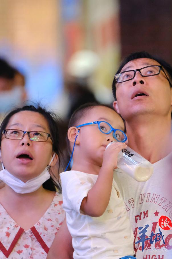 羊城晚报|街拍｜节前的北京路，这些表情亮了！