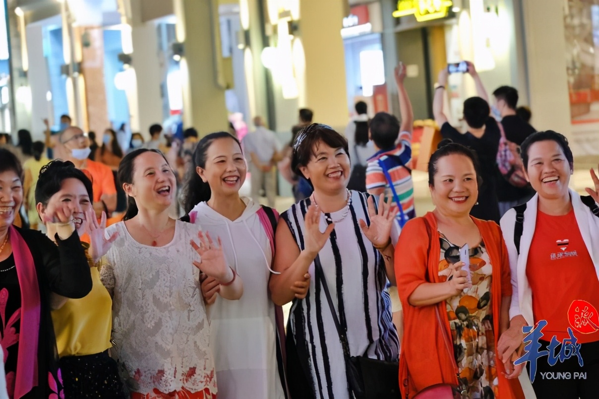 羊城晚报|街拍｜节前的北京路，这些表情亮了！