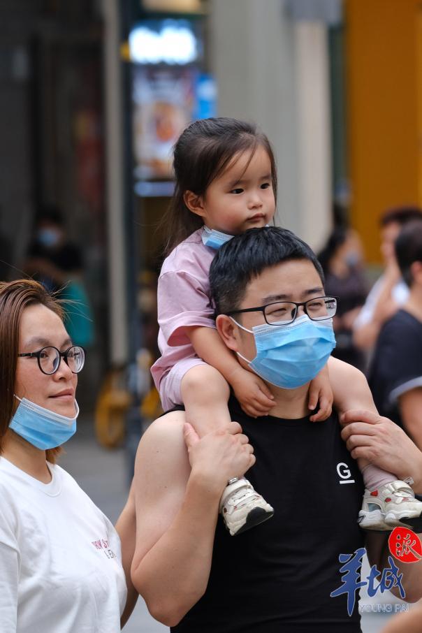 羊城晚报|街拍｜节前的北京路，这些表情亮了！