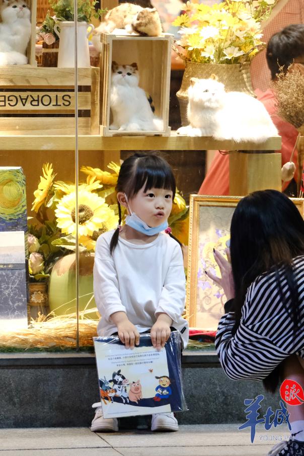 羊城晚报|街拍｜节前的北京路，这些表情亮了！