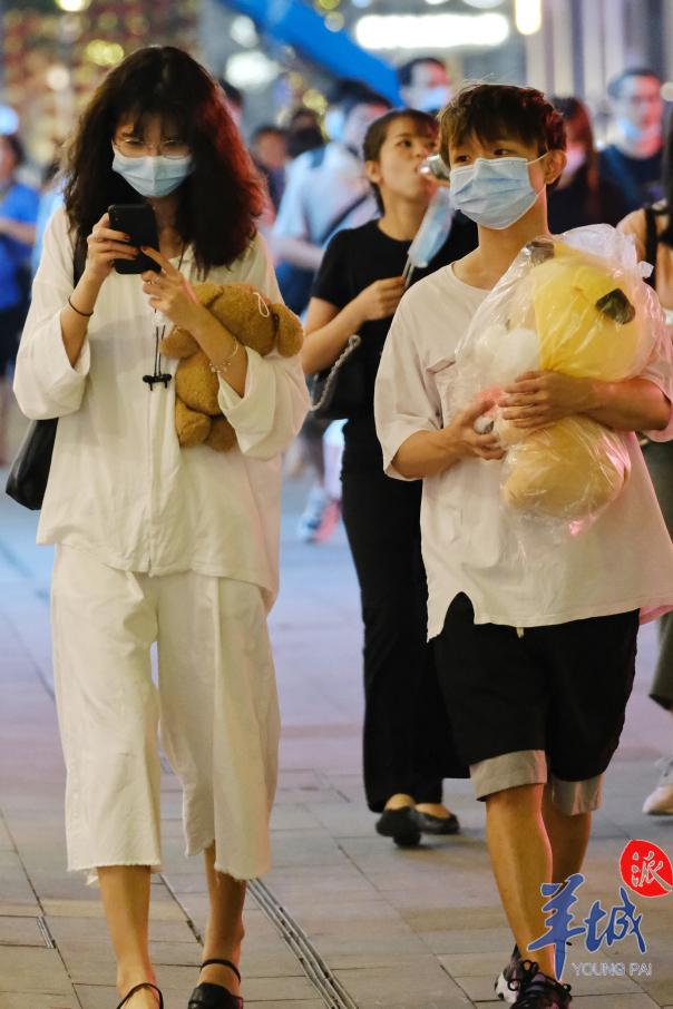 羊城晚报|街拍｜节前的北京路，这些表情亮了！