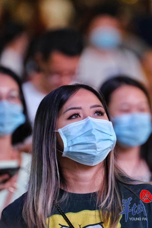 羊城晚报|街拍｜节前的北京路，这些表情亮了！