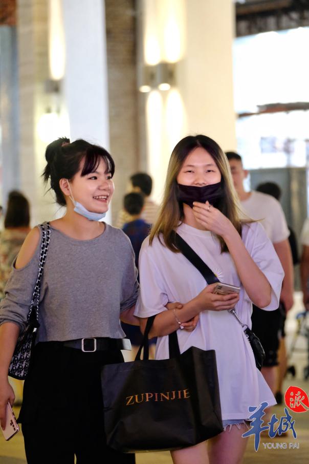 羊城晚报|街拍｜节前的北京路，这些表情亮了！