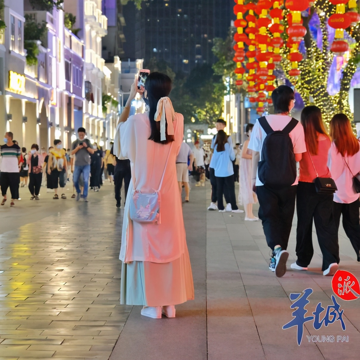 羊城晚报|街拍｜节前的北京路，这些表情亮了！