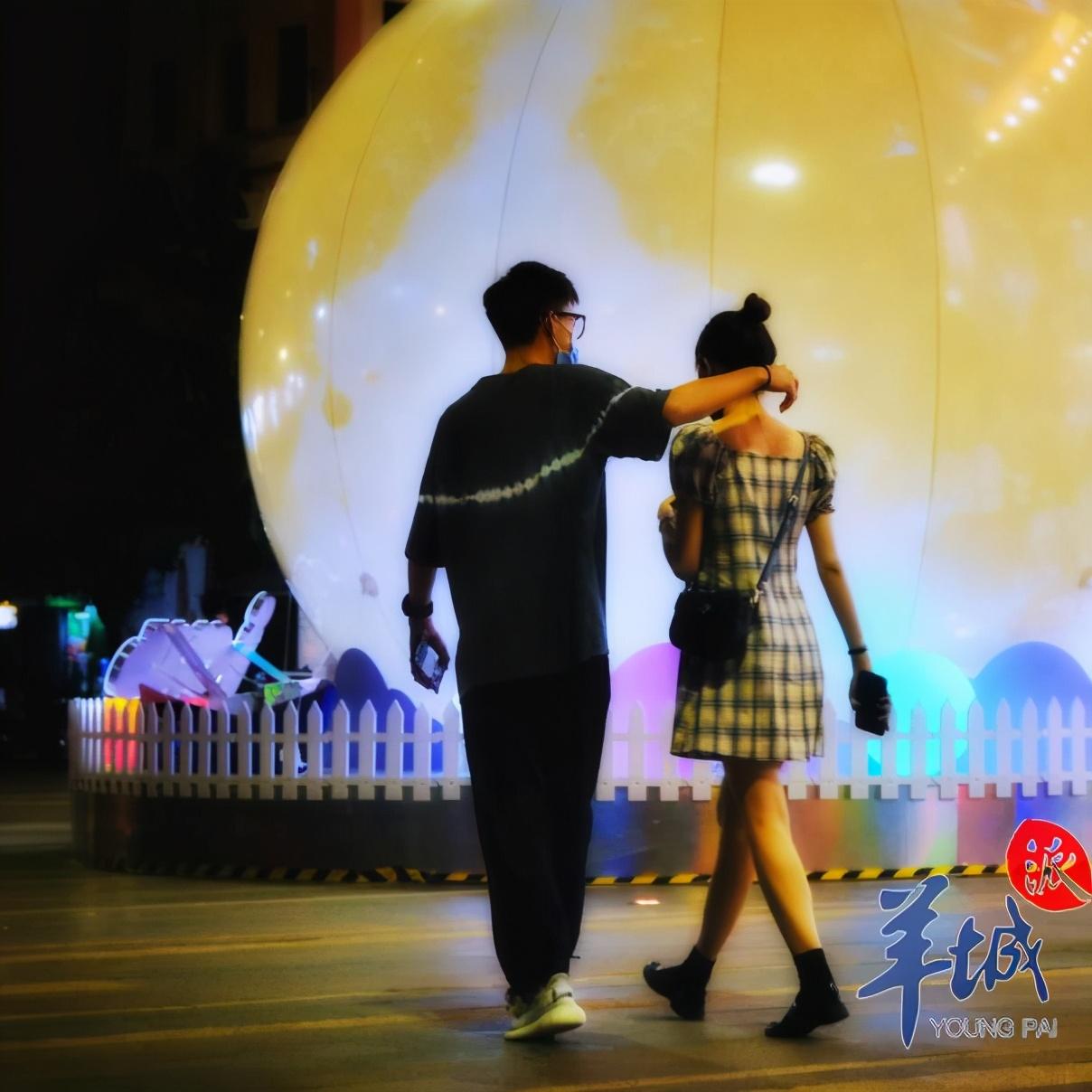 羊城晚报|街拍｜节前的北京路，这些表情亮了！