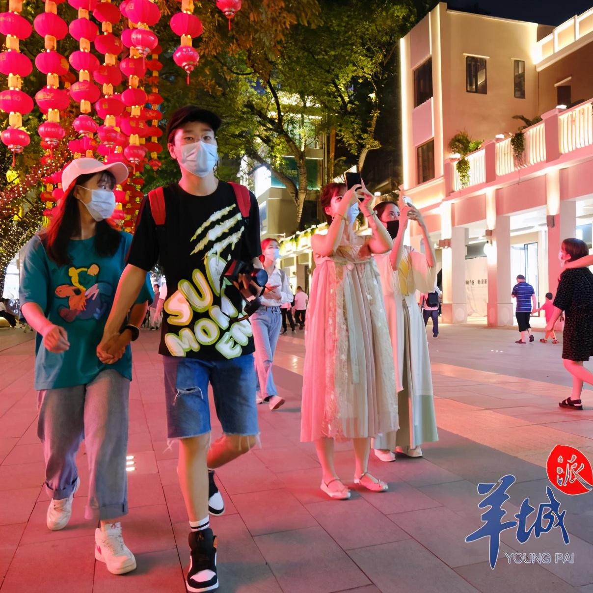 羊城晚报|街拍｜节前的北京路，这些表情亮了！