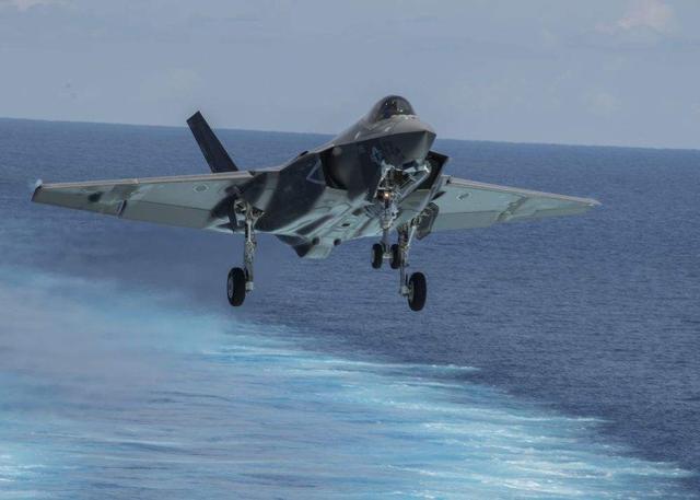 空军|F-111战斗机的一波三折，不成功的舰载战斗机，成功的战斗轰炸机