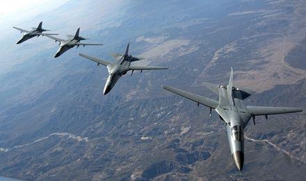 空军|F-111战斗机的一波三折，不成功的舰载战斗机，成功的战斗轰炸机