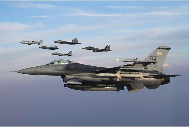 空军|F-111战斗机的一波三折，不成功的舰载战斗机，成功的战斗轰炸机