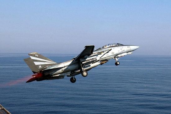 空军|F-111战斗机的一波三折，不成功的舰载战斗机，成功的战斗轰炸机