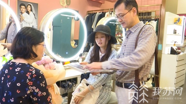 人文|组团打“怪”三十年的白衣眷侣 今天收到了女儿送的特别礼物