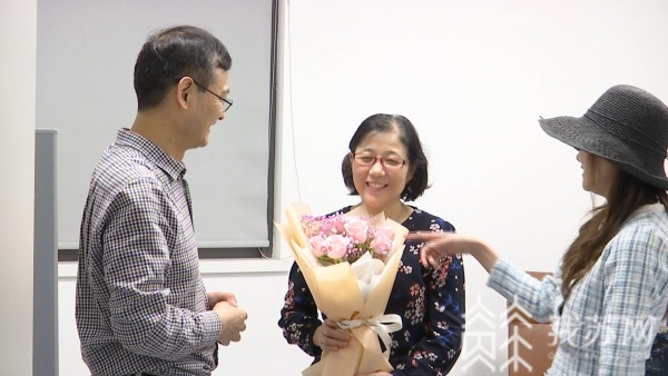 人文|组团打“怪”三十年的白衣眷侣 今天收到了女儿送的特别礼物