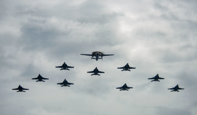 里根|躲在第一岛链外恐吓中国？里根号航母打击群在菲律宾海高调演习