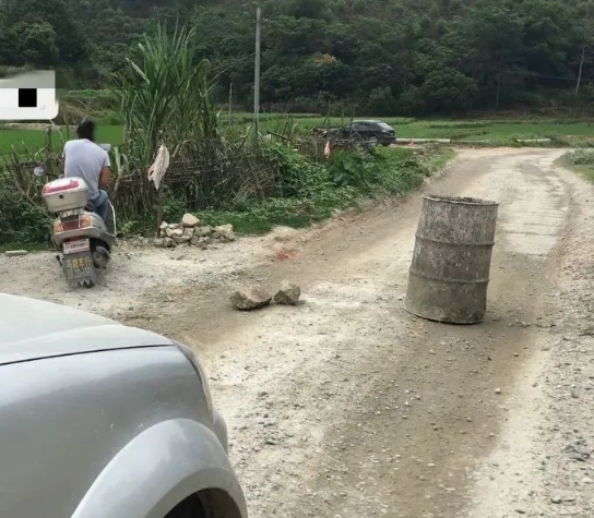 视觉志|自驾游拍下可怕画面，去公厕千万小心｜百家故事