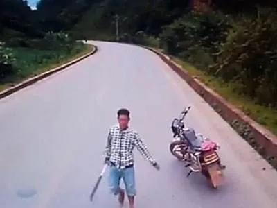 视觉志|自驾游拍下可怕画面，去公厕千万小心｜百家故事