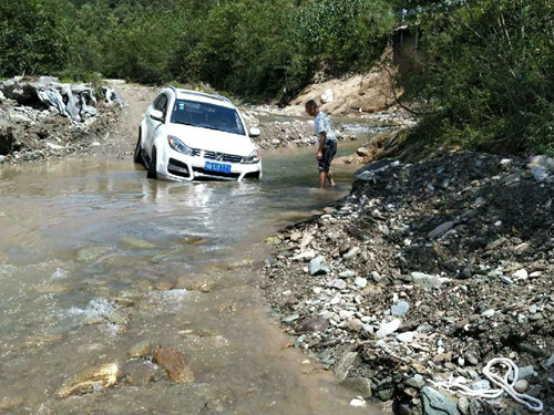视觉志|自驾游拍下可怕画面，去公厕千万小心｜百家故事