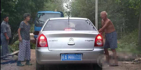 视觉志|自驾游拍下可怕画面，去公厕千万小心｜百家故事