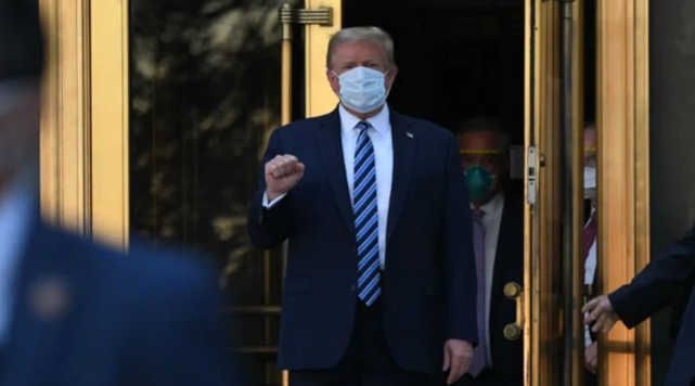 特朗普|特朗普返回白宫，媒体拍下他“摘下口罩”一幕