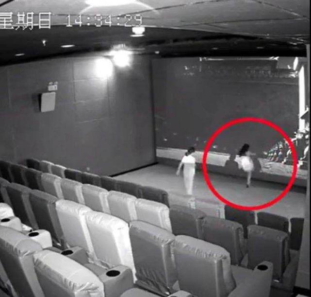 亲子成长|评论丨熊孩子踢坏万元银幕，关键不在“道不道歉”