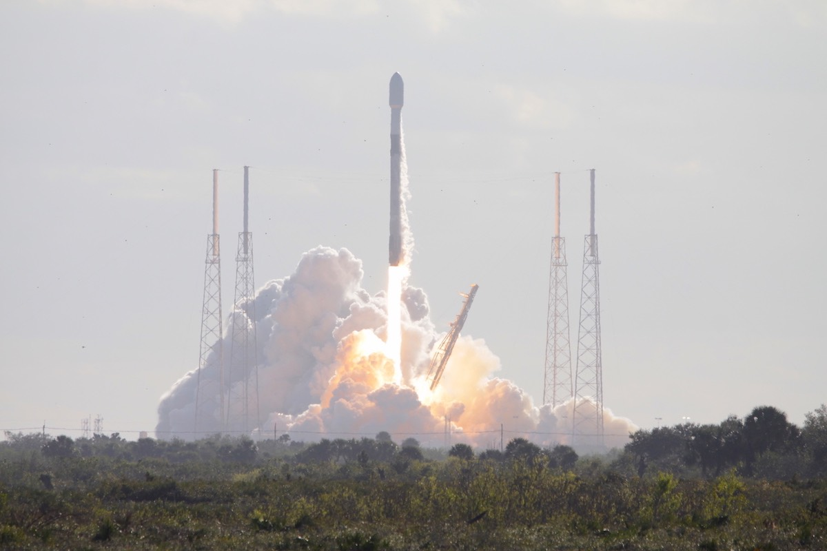 太空探索技术公司|SpaceX再立奇功，超60枚星链卫星被送往太空