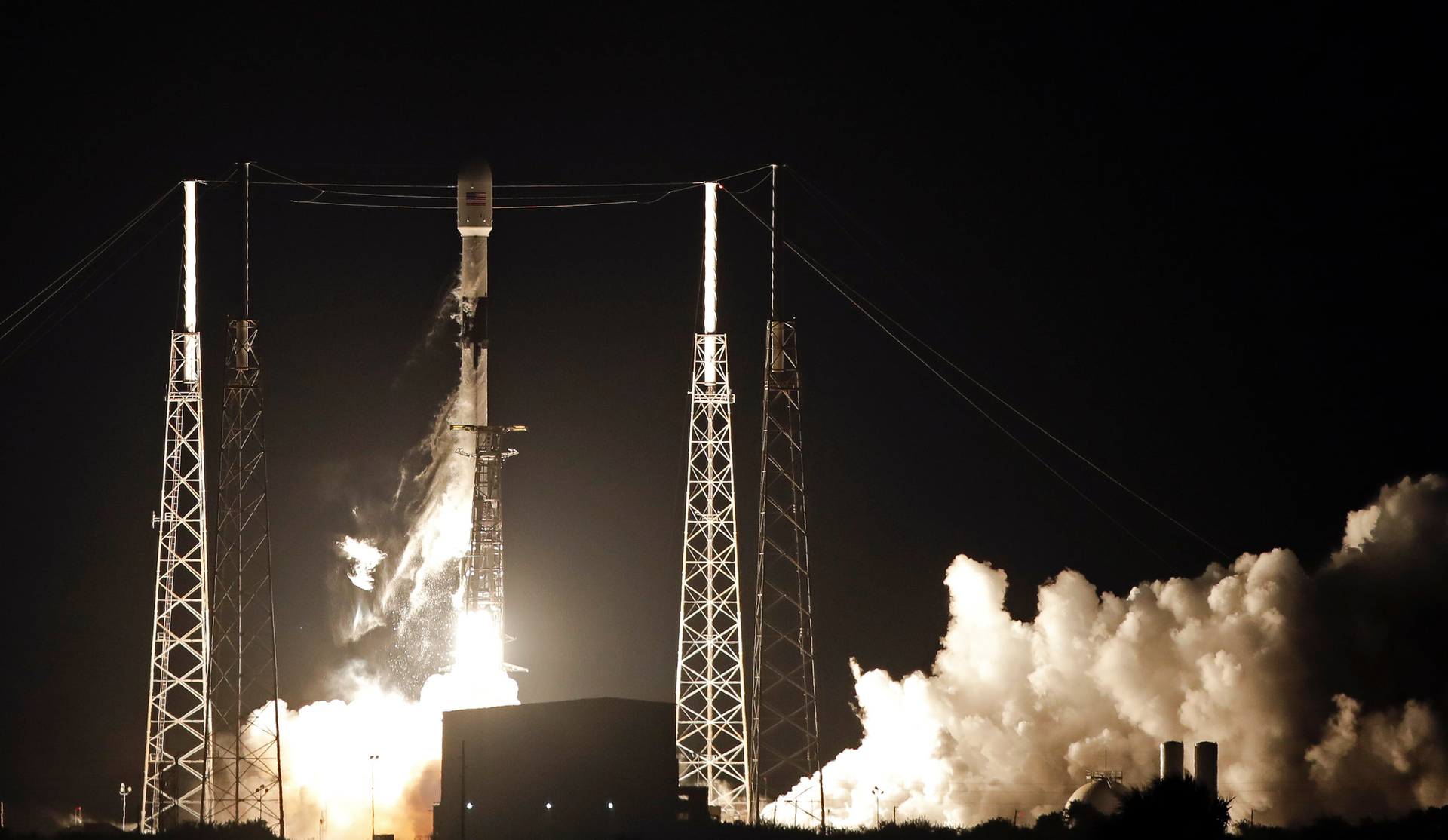 太空探索技术公司|SpaceX再立奇功，超60枚星链卫星被送往太空