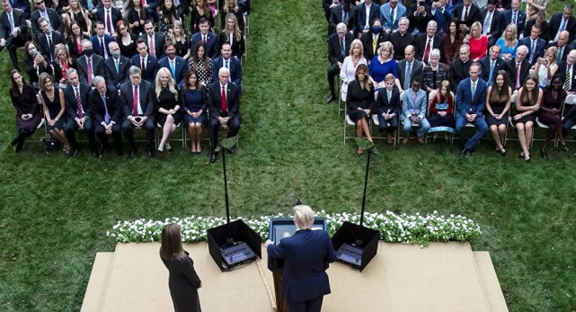 特朗普|福奇：特朗普在白宫举办病毒“超级传播事件”，人挤人不戴口罩