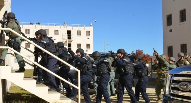 美国警察|美国警察为何杀人多？调查称这与警员获得军用装备有关联