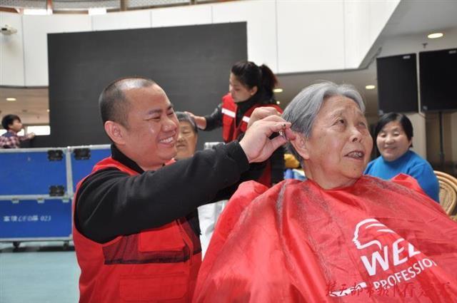 楚天都市报|理发店坚持22年为老人1元剪头，网友：活该他们营业这么长时间