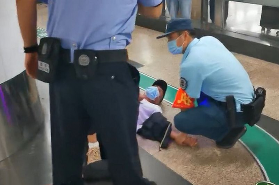 地铁|男子地铁内偷完手机拔腿就跑 关键时刻被他摁住