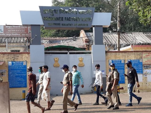 环球军事|印度士兵枪杀上司后藏身工厂不投降，所带步枪还剩15发子弹