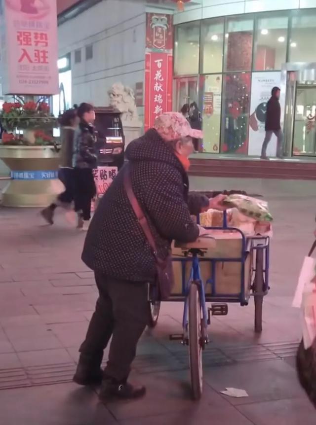 智能手机|摆摊老人卖菜，钱被儿媳收了：你伸出来的手，真恶心