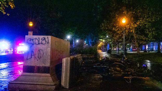 林肯|这又是为什么?美国反种族主义抗议者推倒“奴隶解放者”林肯雕像