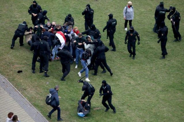 内政部|白俄内政部高官称若有必要,警察会向抗议者开火,英媒:重大升级