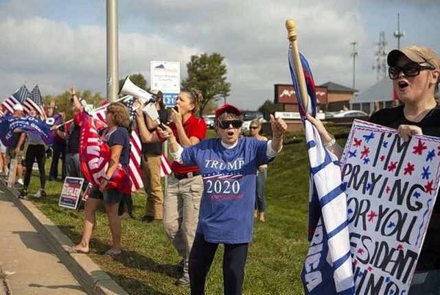 特朗普|砸场子？拜登演讲刚提到特朗普，现场众人大喊“再干四年”