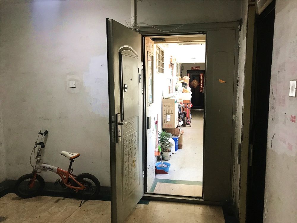 公共空间|楼道里能加装防盗门吗？专家：占用公共空间涉嫌违规