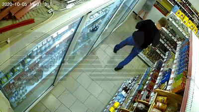 国际社会|女子穿连衣裙超市行窃 至少6件东西塞进内衣内裤