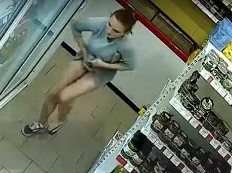 国际社会|女子穿连衣裙超市行窃 至少6件东西塞进内衣内裤
