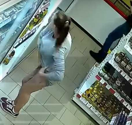 国际社会|女子穿连衣裙超市行窃 至少6件东西塞进内衣内裤