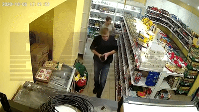 国际社会|女子穿连衣裙超市行窃 至少6件东西塞进内衣内裤