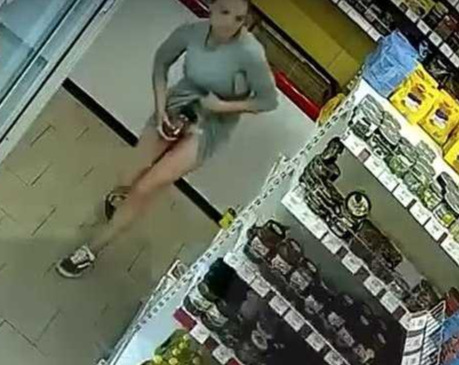 国际社会|女子穿连衣裙超市行窃 至少6件东西塞进内衣内裤
