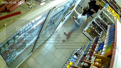 国际社会|女子穿连衣裙超市行窃 至少6件东西塞进内衣内裤