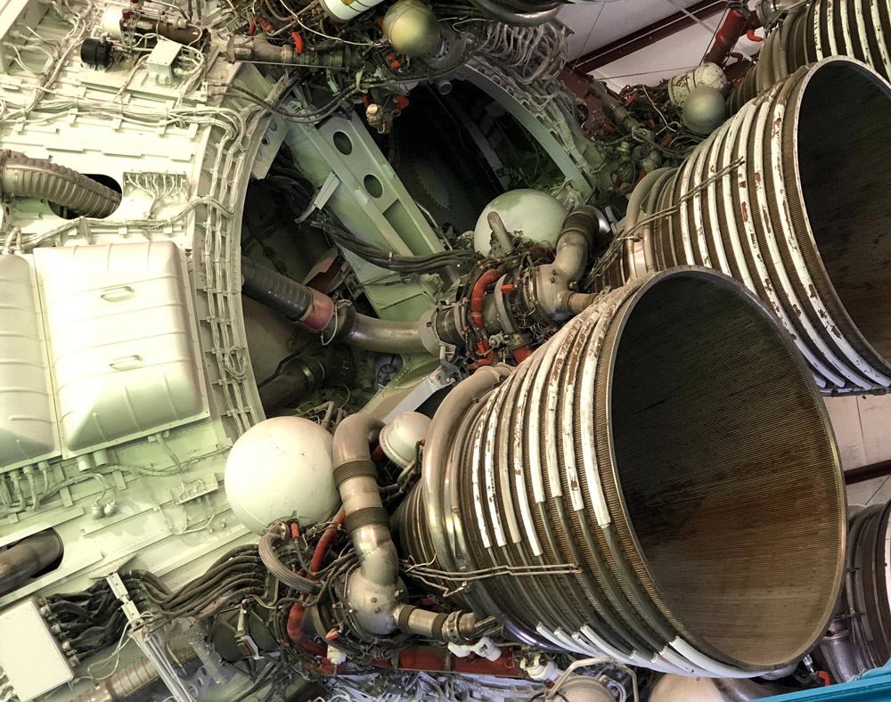 真空环境|依靠向后喷气能够推动物体前进，宇宙近乎真空，为何也能这样做？