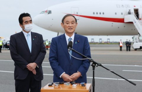 「时政外交」菅义伟任日本首相后首次出访 携夫人公开露面