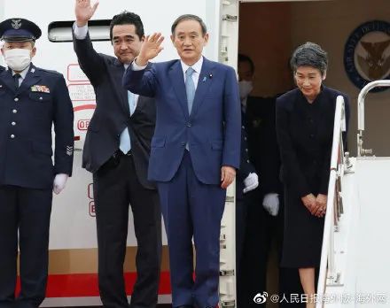 「时政外交」菅义伟任日本首相后首次出访 携夫人公开露面